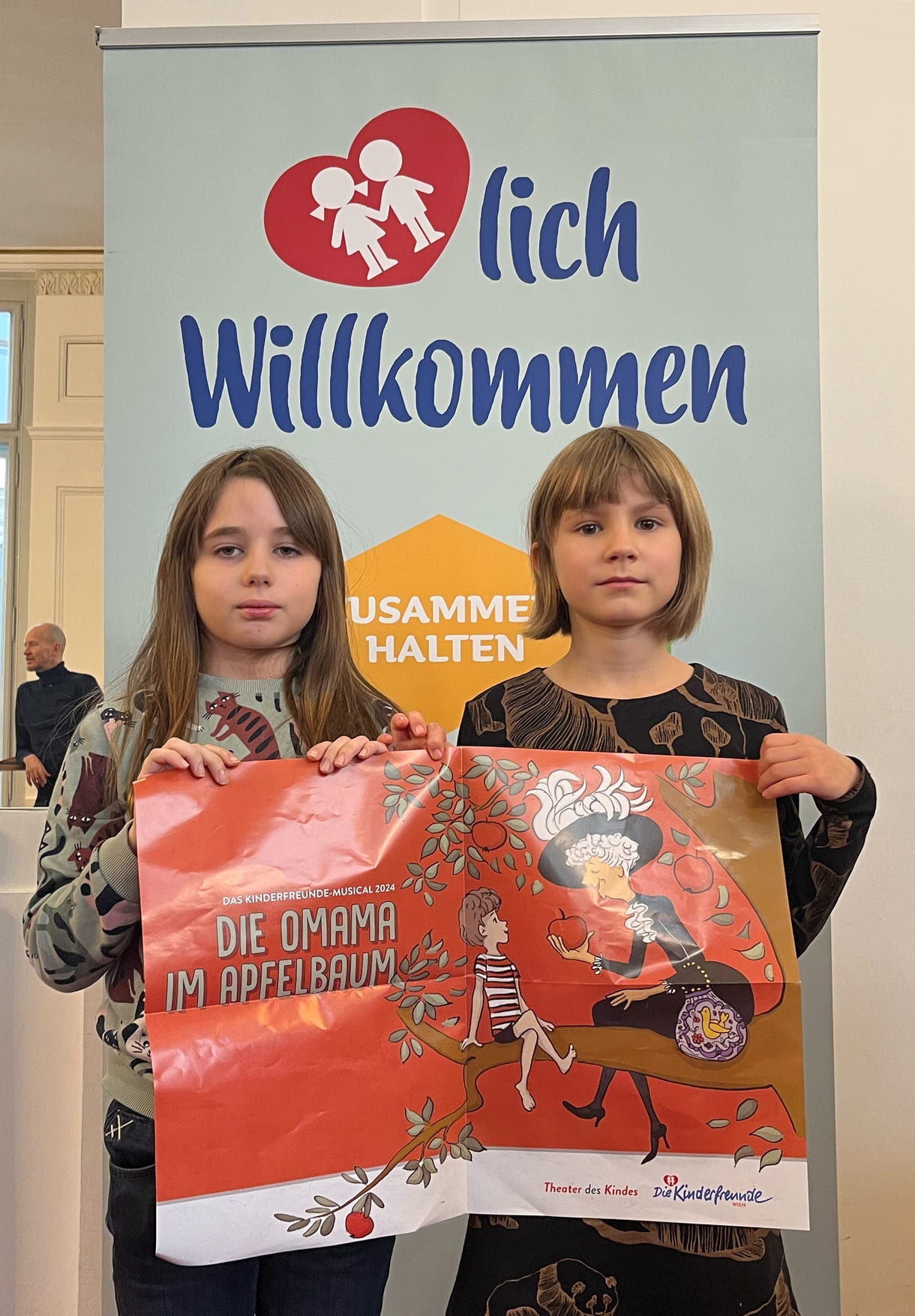 Ariana und Lucy, die ihre Eindrücke nach dem Musical KiJuKU.at berichteten