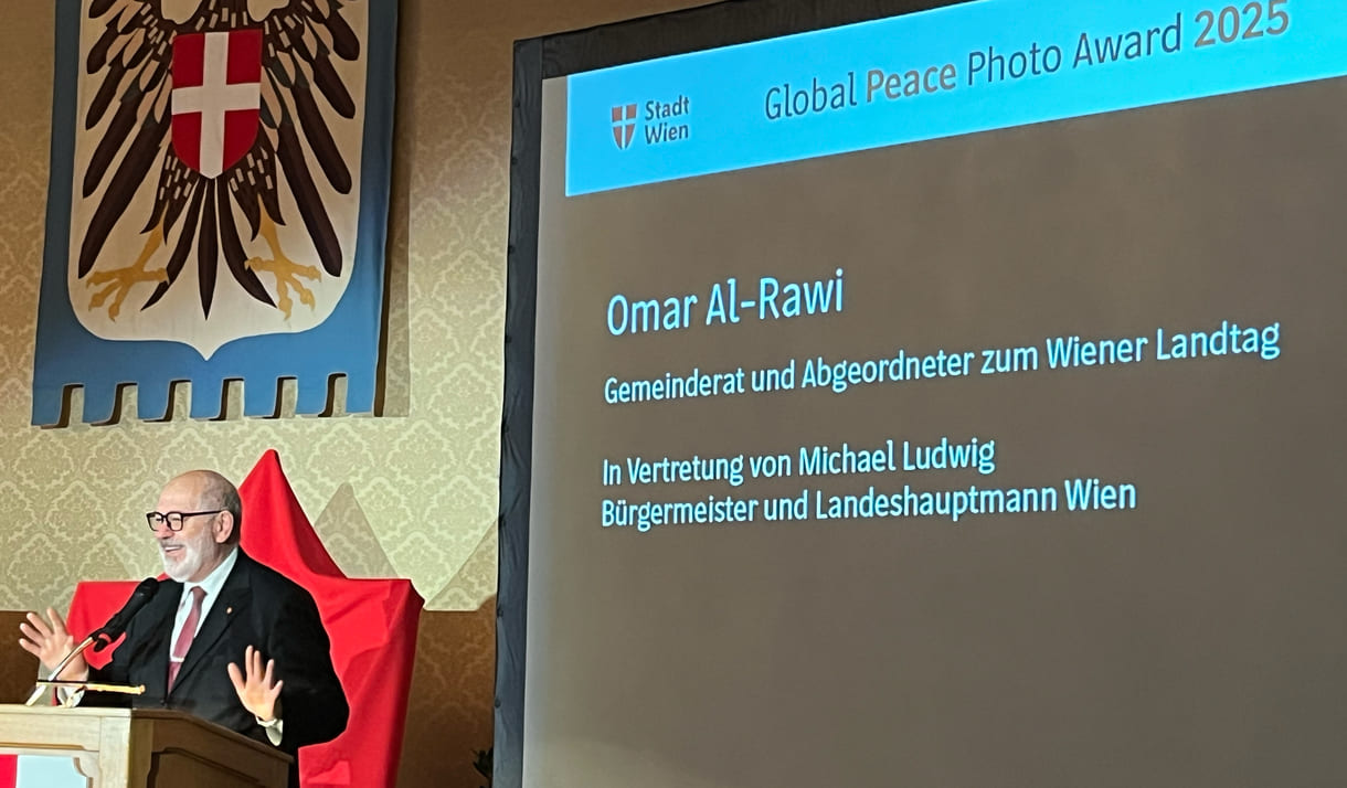 Stellvertretend für Wiens Bürgermeister Michael Ludwig begrüßte Gemeinderat Omar Al-Rawi die Festgäst:innen der Verleihung des Global Peace Photo Awards 2025 im Wappensaal des Wiener Rathauses