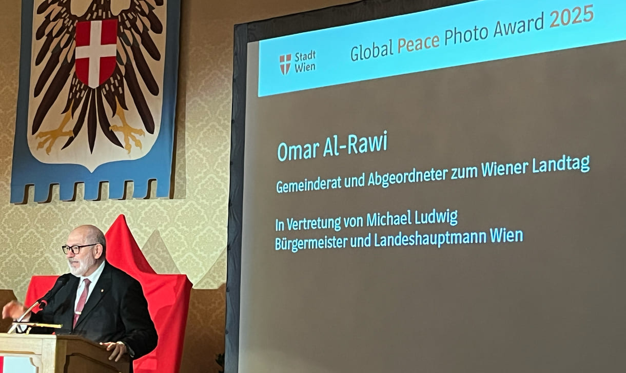 Stellvertretend für Wiens Bürgermeister Michael Ludwig begrüßte Gemeinderat Omar Al-Rawi die Festgäst:innen der Verleihung des Global Peace Photo Awards 2025 im Wappensaal des Wiener Rathauses