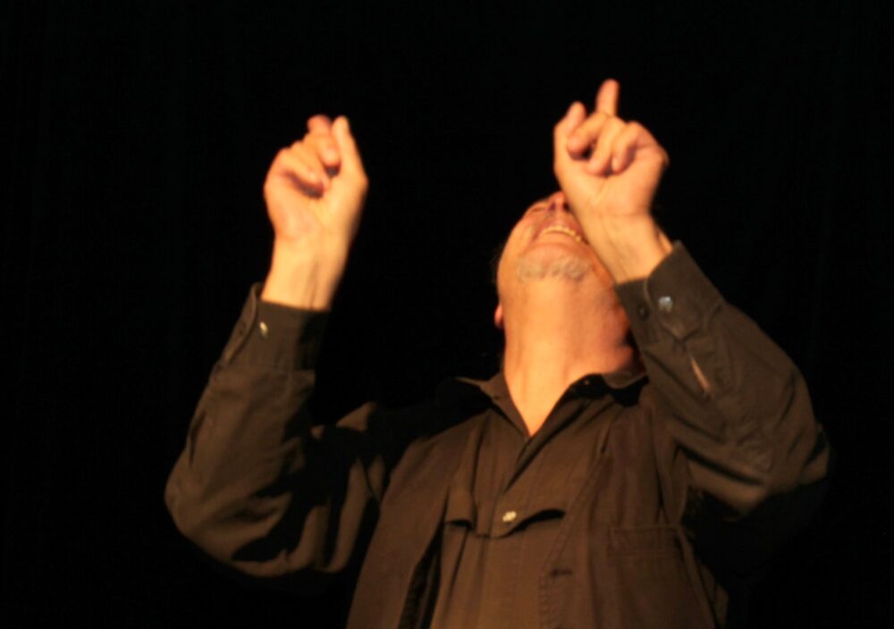 Werner Mössler, hier komplett gehörlos, spielt auf der Bühne im Theater Spielraum