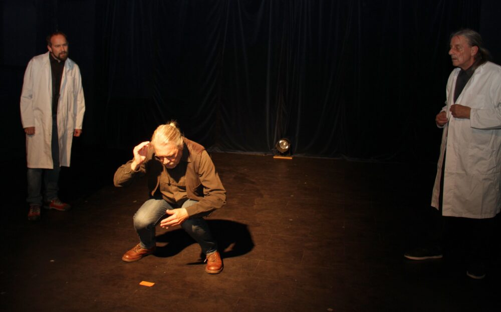 Werner Mössler, hier komplett gehörlos, spielt auf der Bühne im Theater Spielraum