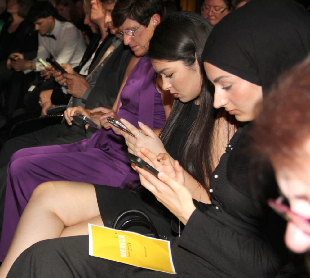 Für einige Minuten lang waren Handys bei der Gala angesagt - fürs Online-Voting