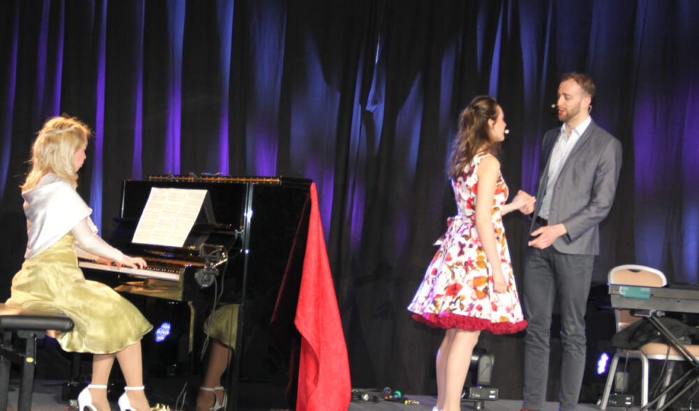 Das gesangliche Operetten-Duo Lena Stöckelle und Lukas Karl am Klavier begleitet von Ogi Tumur