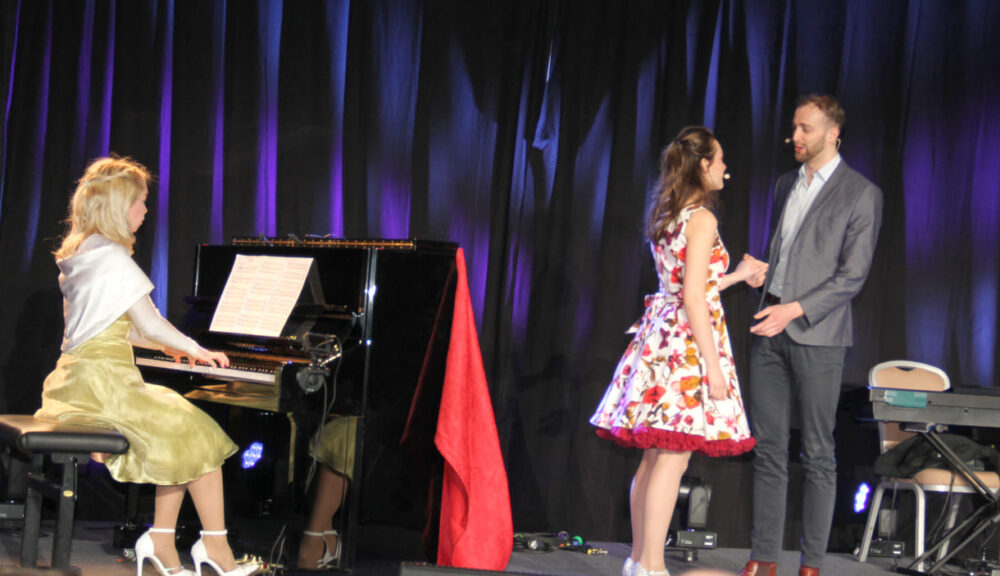 Das gesangliche Operetten-Duo Lena Stöckelle und Lukas Karl am Klavier begleitet von Ogi Tumur