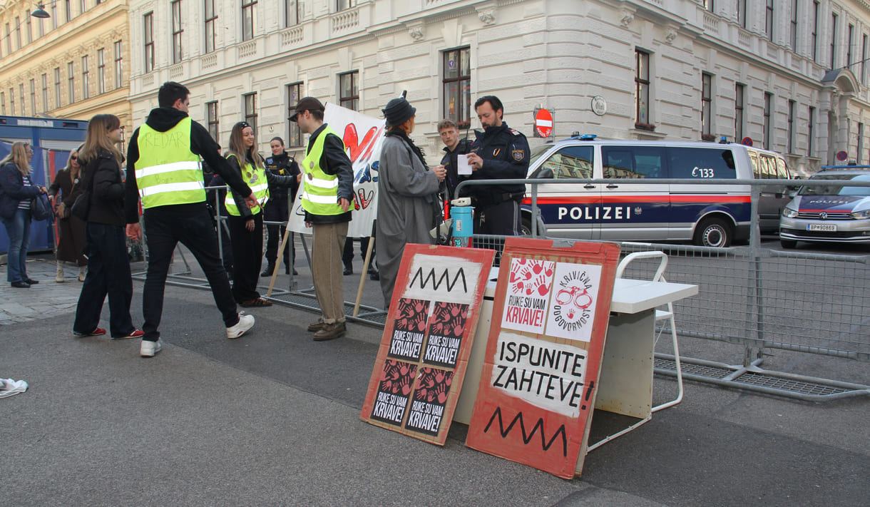 Ordner:innen und Polizist:innen