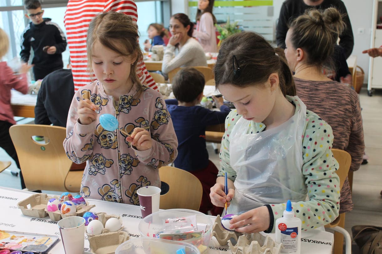 Saisonale Aktivitäten für Kinder der Gemeinde - hier Ostereier bemalen