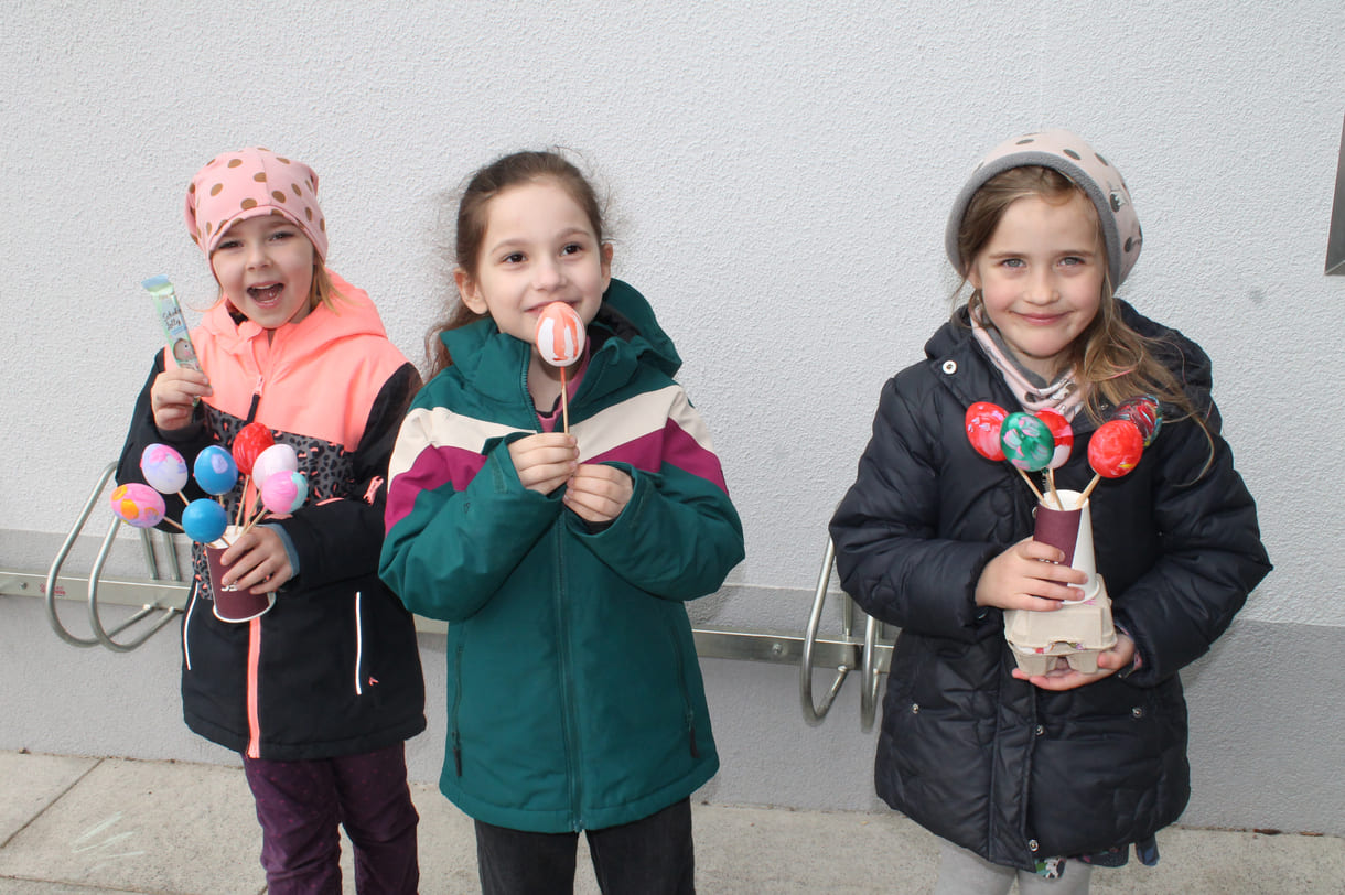 Saisonale Aktivitäten für Kinder der Gemeinde - hier Ostereier bemalen
