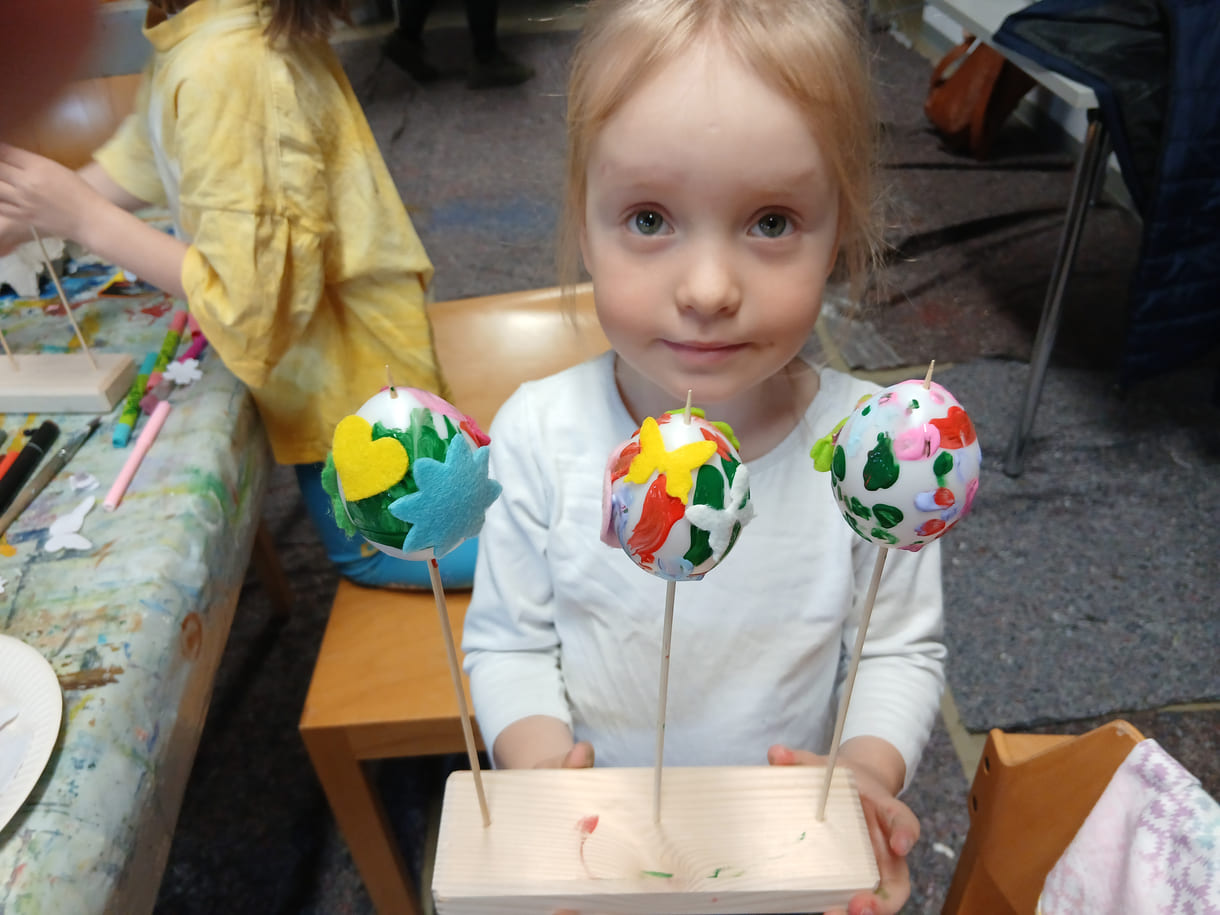 Saisonale Aktivitäten für Kinder der Gemeinde - hier Ostereier bemalen
