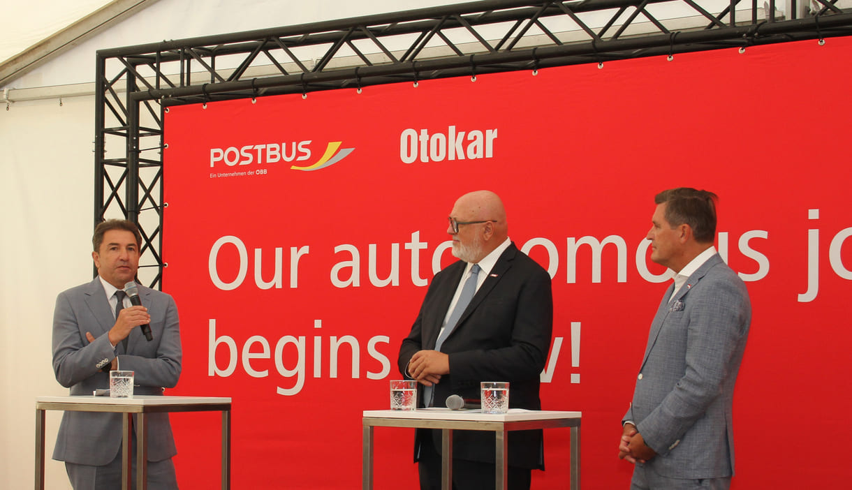 Kerem Erman (Otokar), Andreas Matthä (ÖBB) und Peter Hanke (Verkehrsminister) auf der Bühne des Mediengesprächs