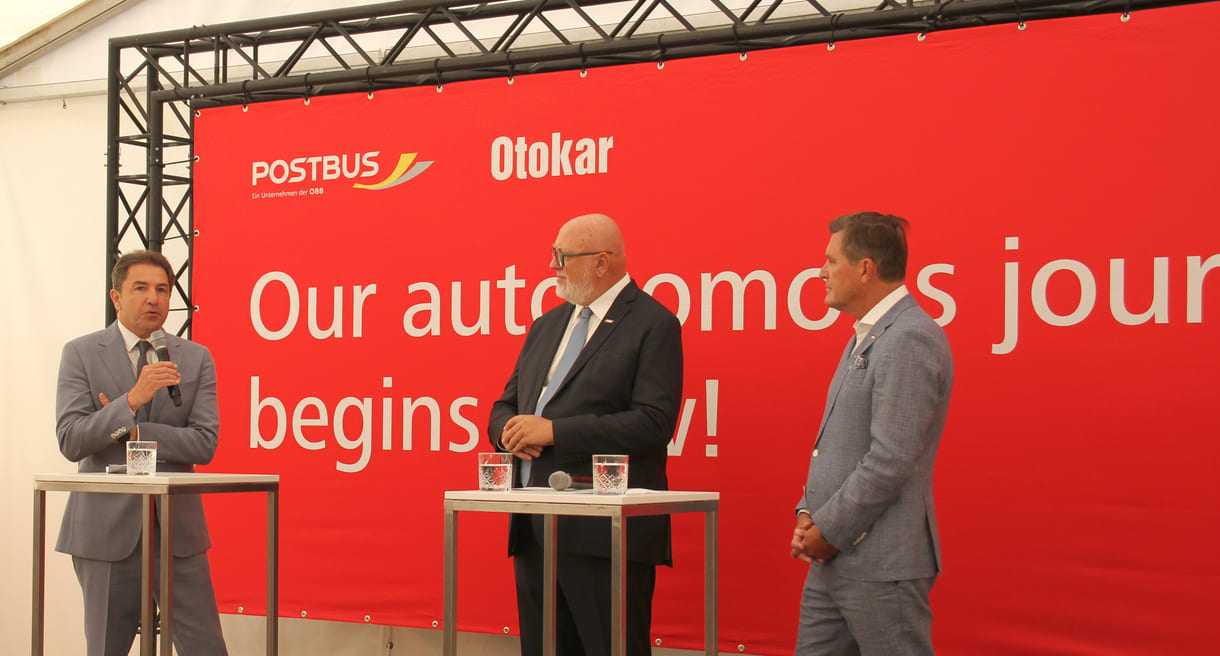 Kerem Erman (Otokar), Andreas Matthä (ÖBB) und Peter Hanke (Verkehrsminister) auf der Bühne des Mediengesprächs