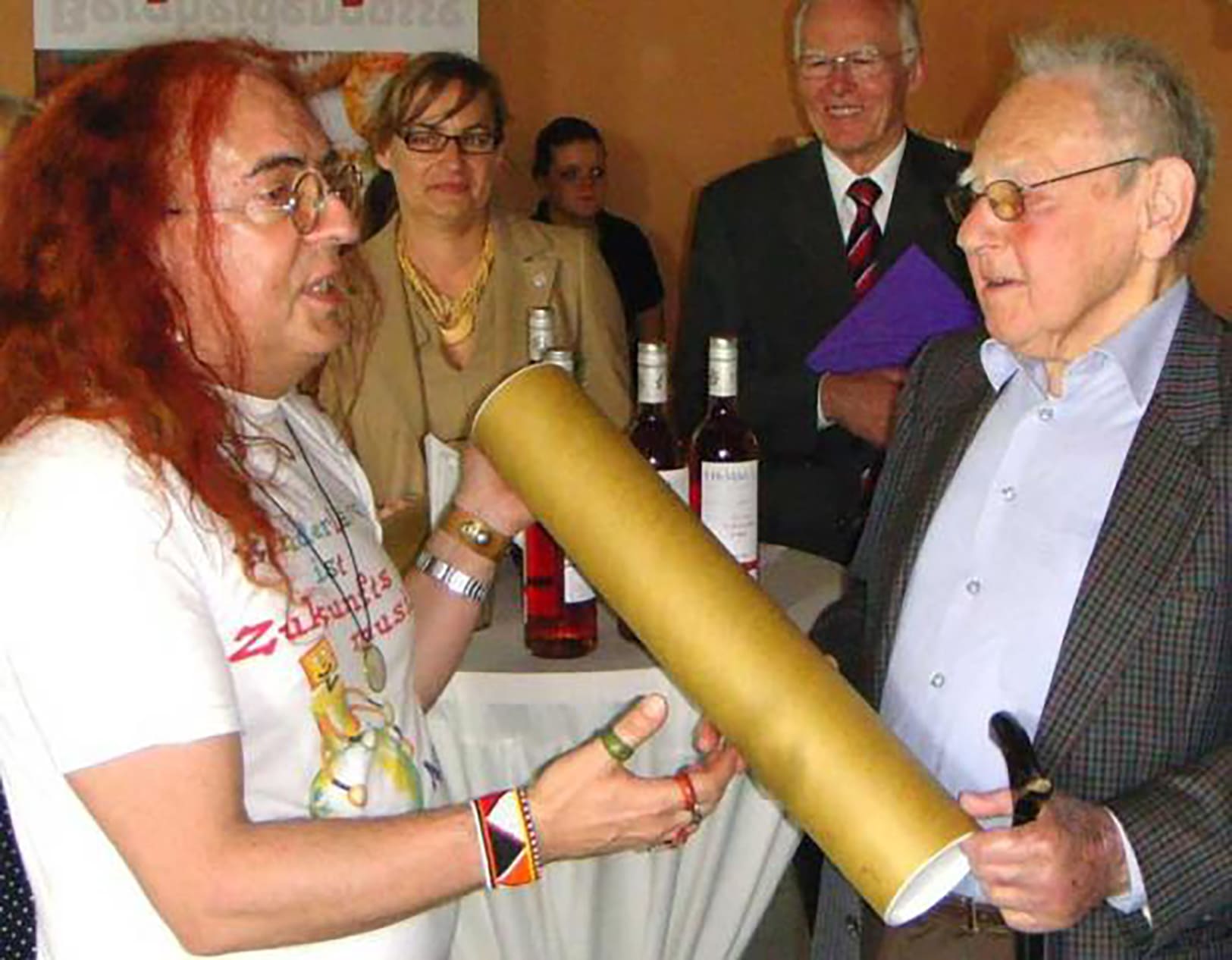 Otto Tausig überreichte nah einm Interview dem damaligen Kinder-KURIER Redakteur eine Rolle mit einem vonihm signierten Theaterhotel-Plakat