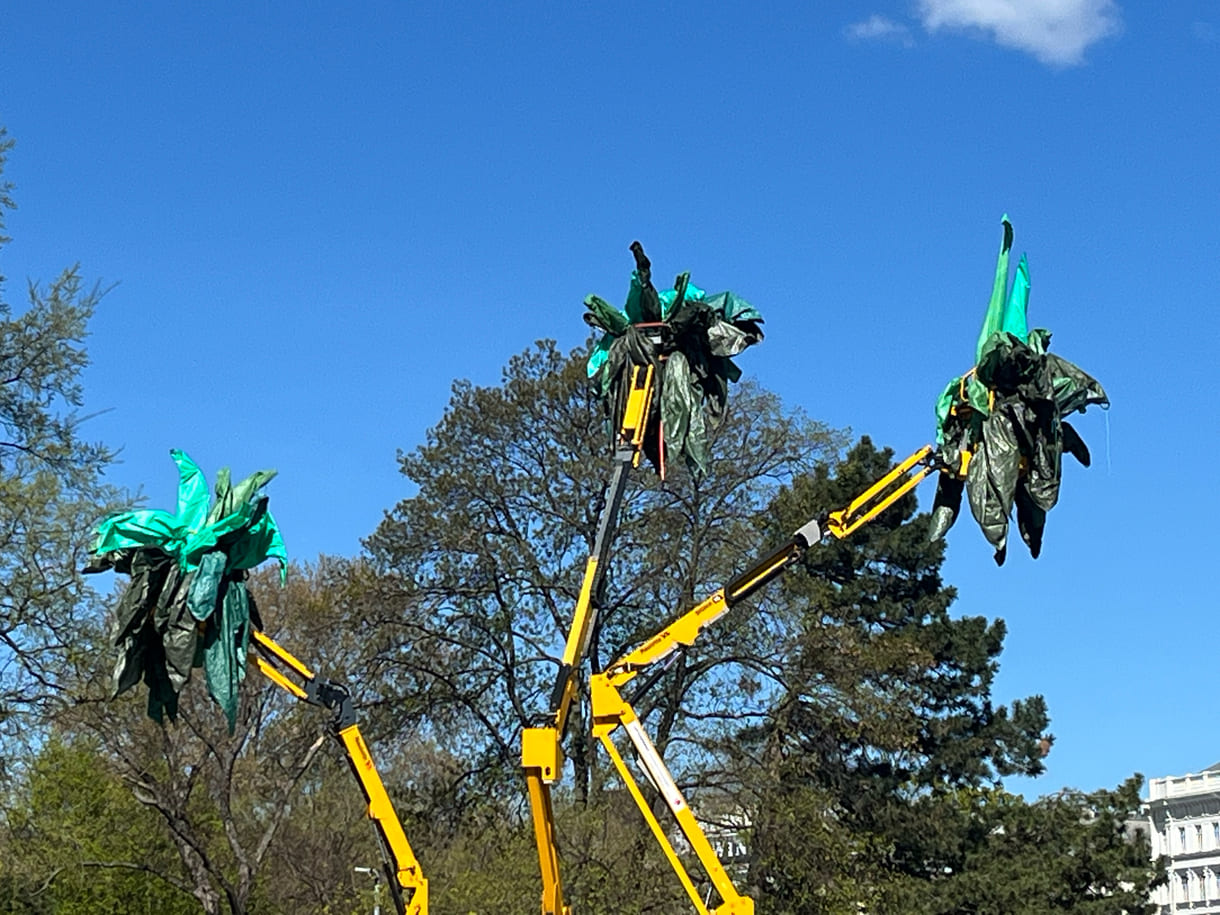 Pia Siréns Plastik-Palm-Blätter an Kranarmen