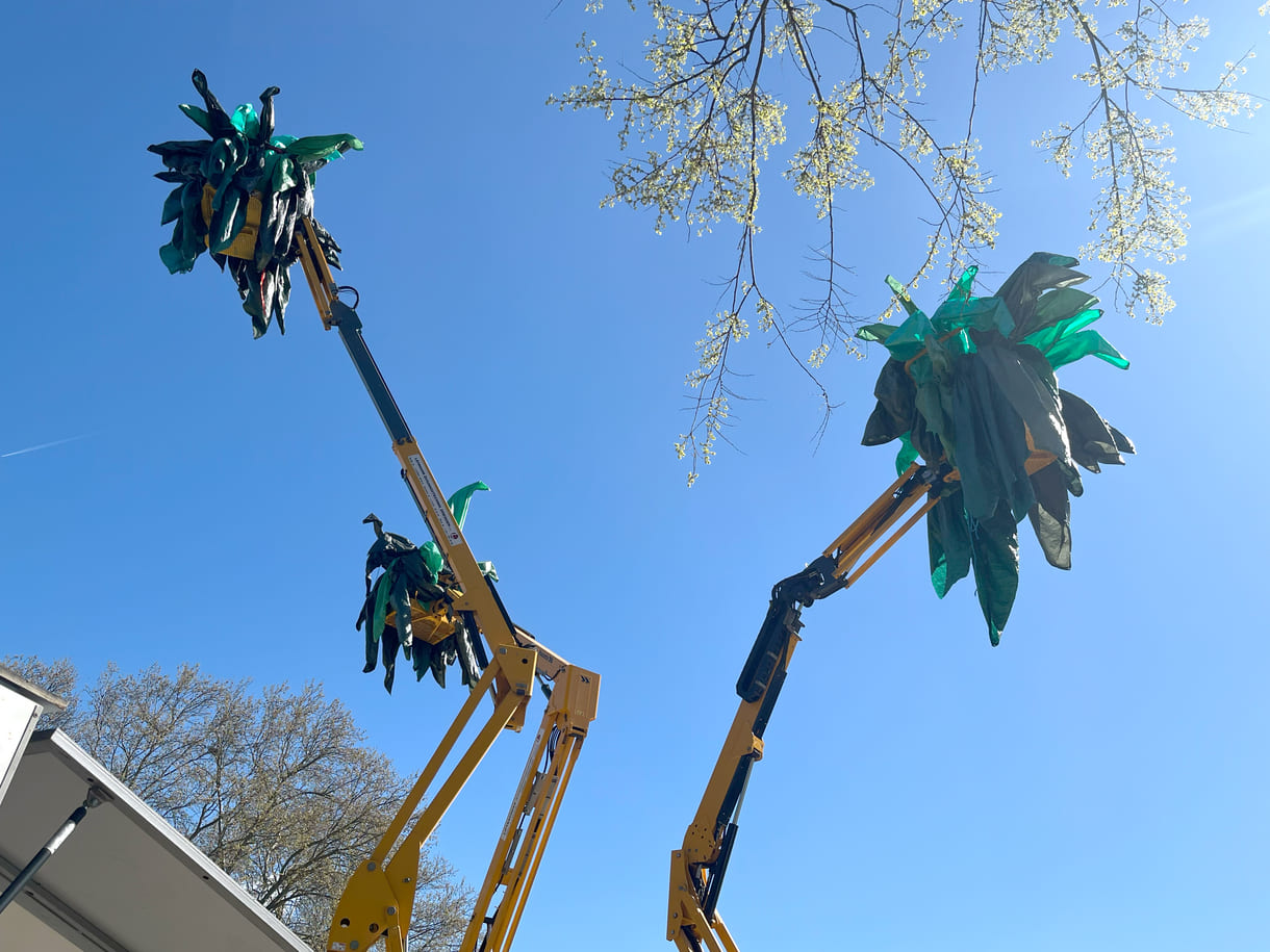 Pia Siréns Plastik-Palm-Blätter an Kranarmen