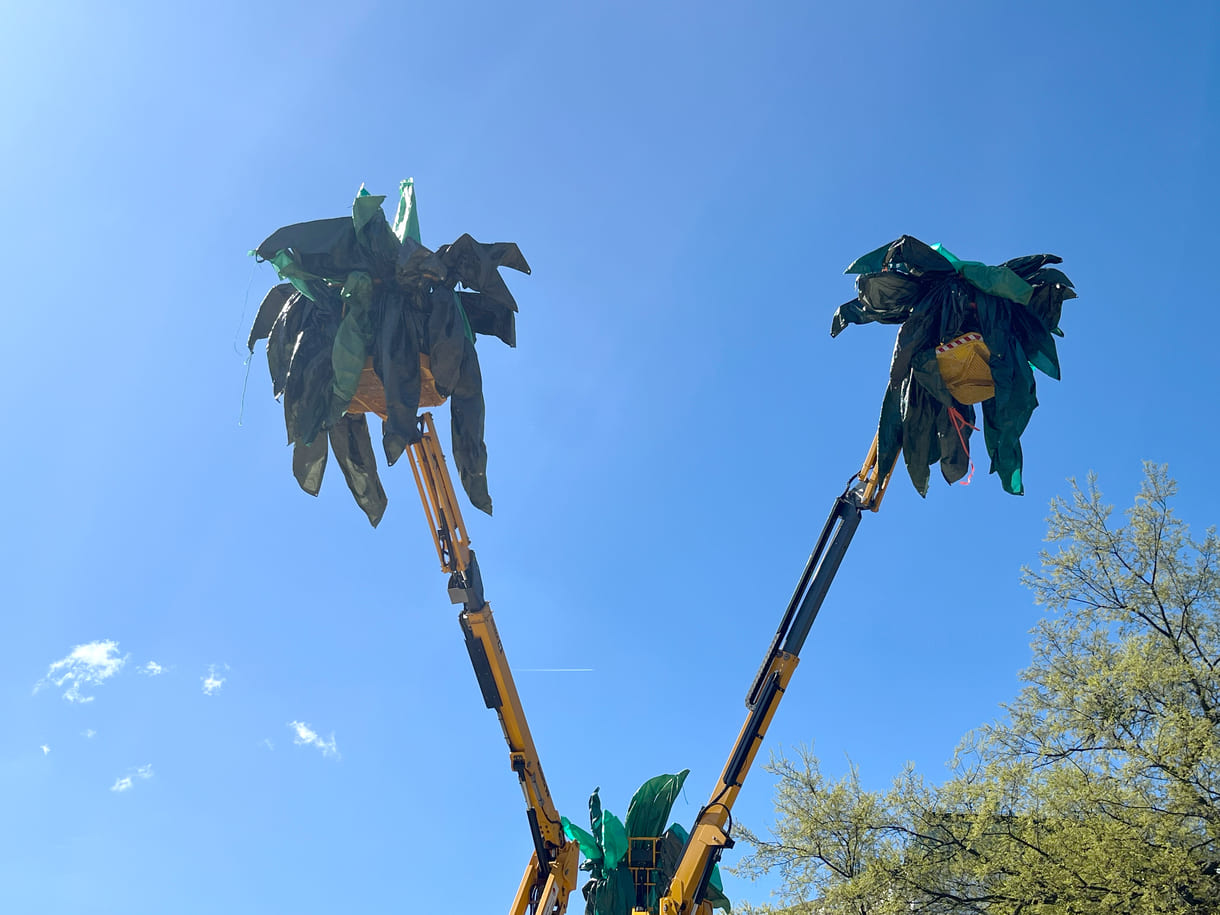 Pia Siréns Plastik-Palm-Blätter an Kranarmen