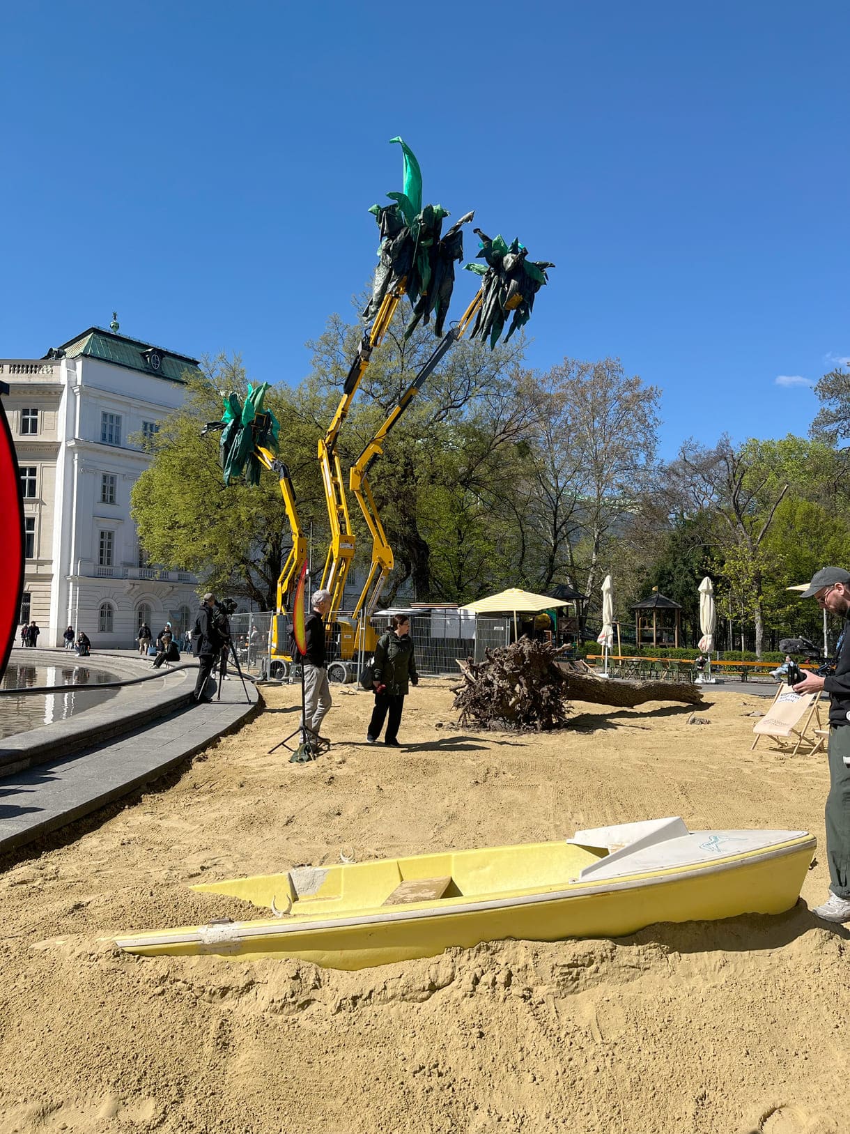 Pia Siréns Plastik-Palm-Blätter an Kranarmen