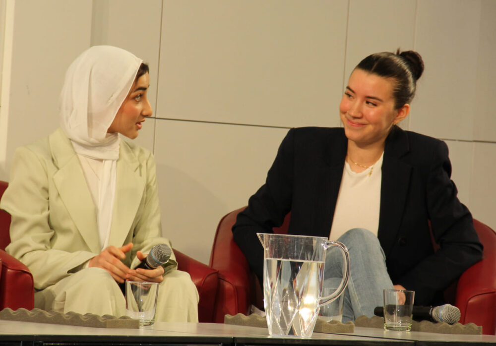 Eine der beiden Panel-Diskussionen: Geleitet von Fatima Kandil diskutierten Ilkim Erdost (AK), Anne Schlack (Amnesty International), Rihanna Husseini und Rebeka Jankulovski