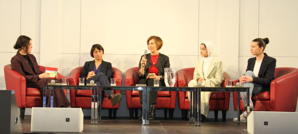 Die fünf Rednerinnen dieses Vormittags: Rachel Levy, Rebeka Jankulovski, Rihanna Husseini, Zehra Başdoğan und Ola Burhan