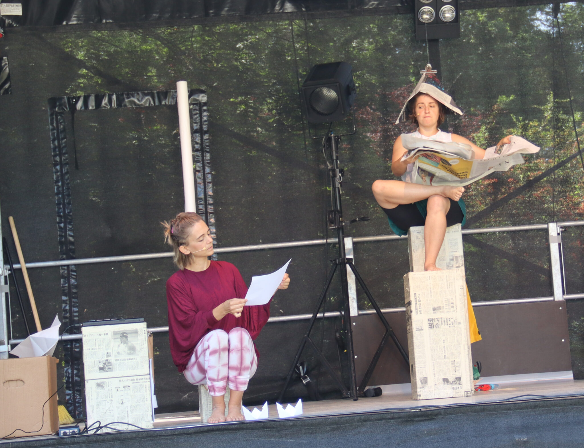 Szenenfoto aus "Ahoi Koi", ein Stück, in dem mit Papier gefaltet und gespielt wird