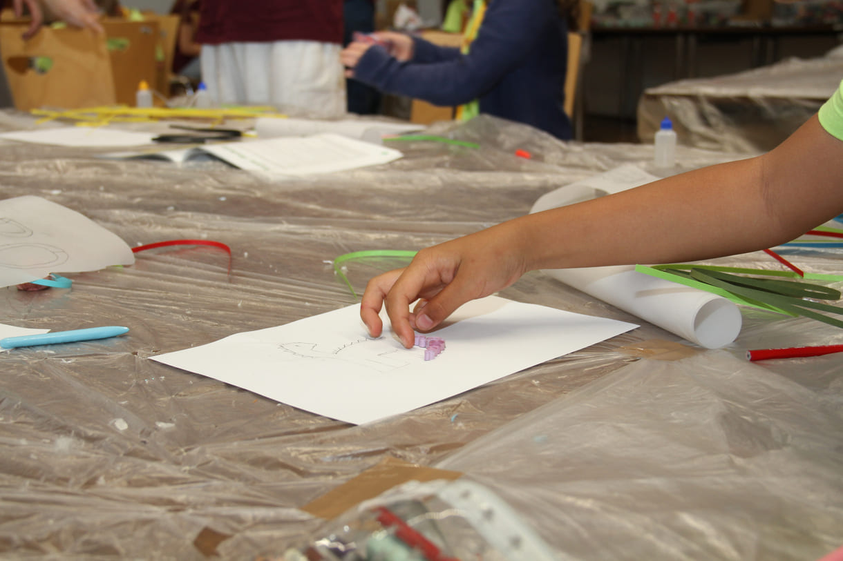 Kunstwerke aus gerollten Papierstreifen