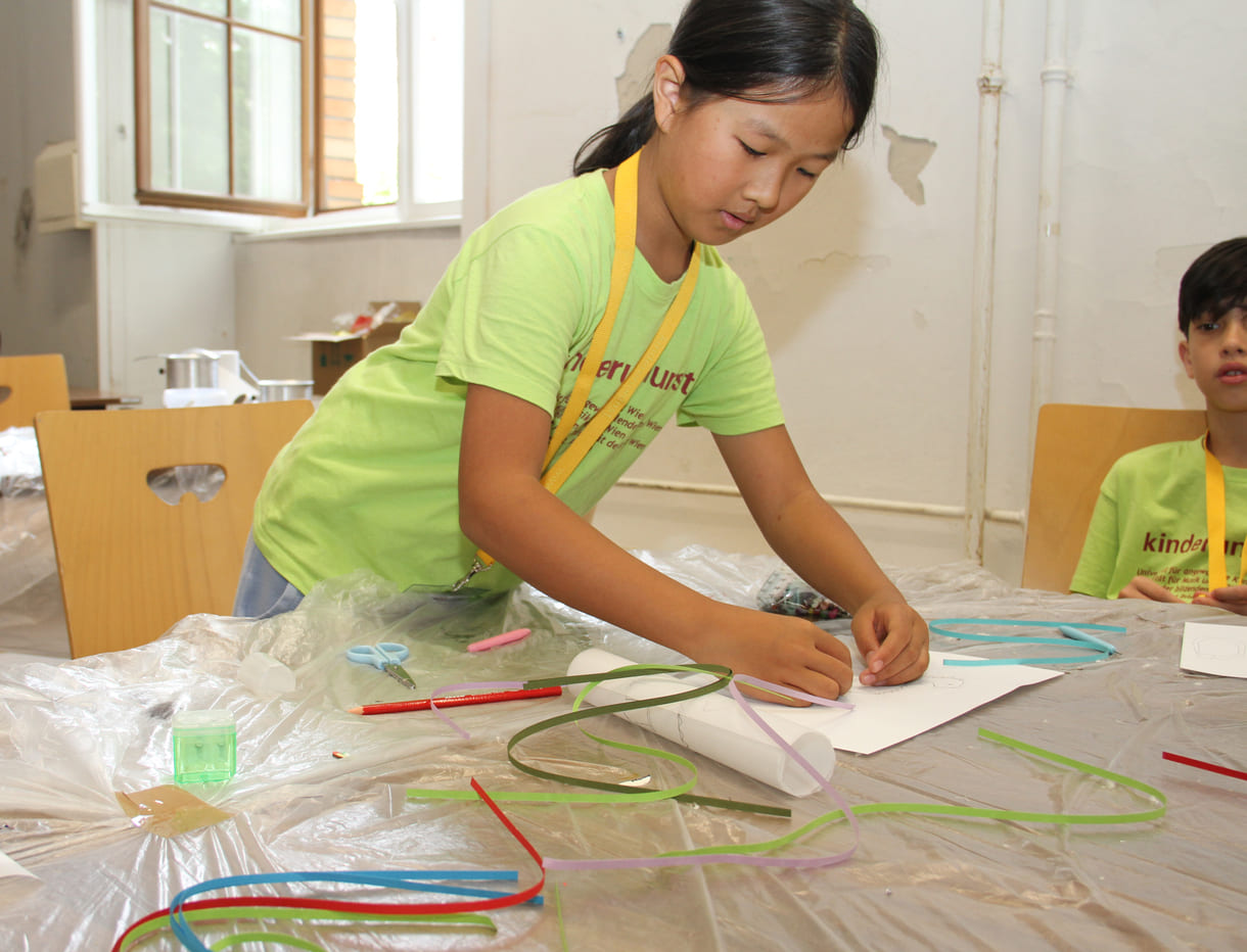 Kunstwerke aus gerollten Papierstreifen