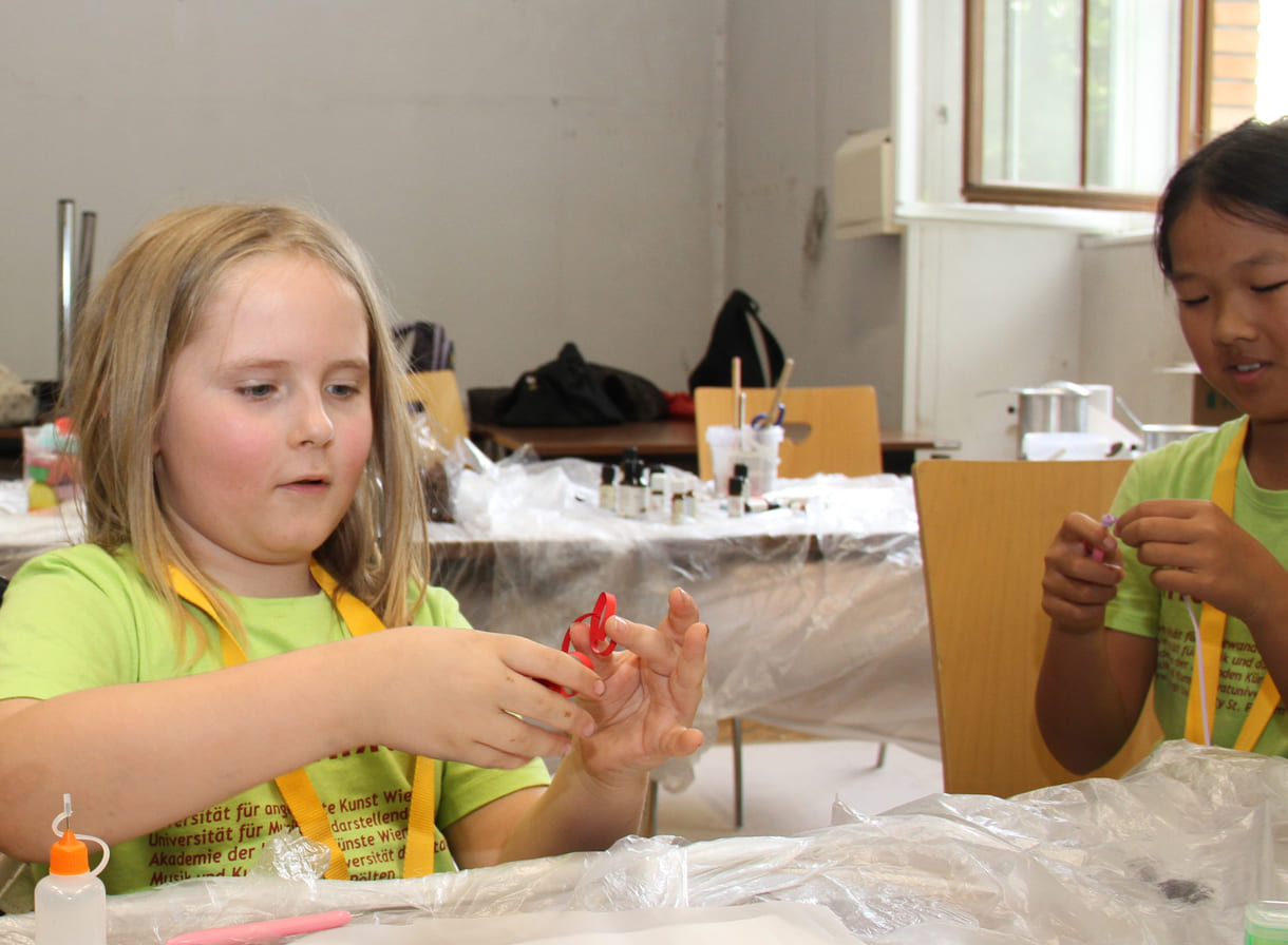 Kunstwerke aus gerollten Papierstreifen