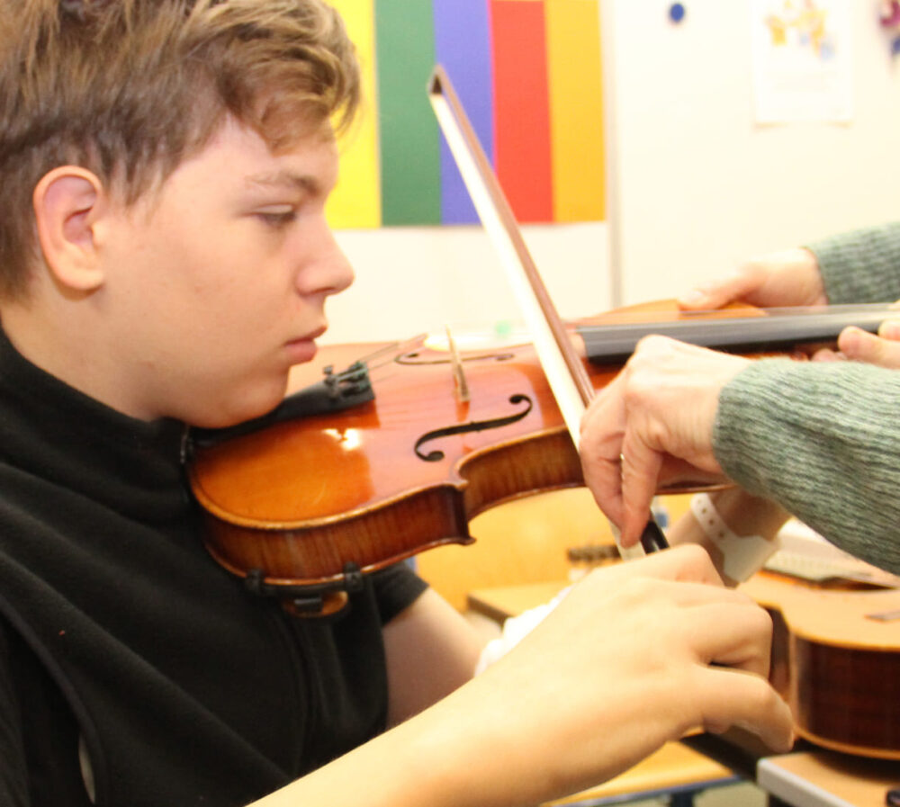 Kinder dürfen die Geige - begrenzt - ausprobieren