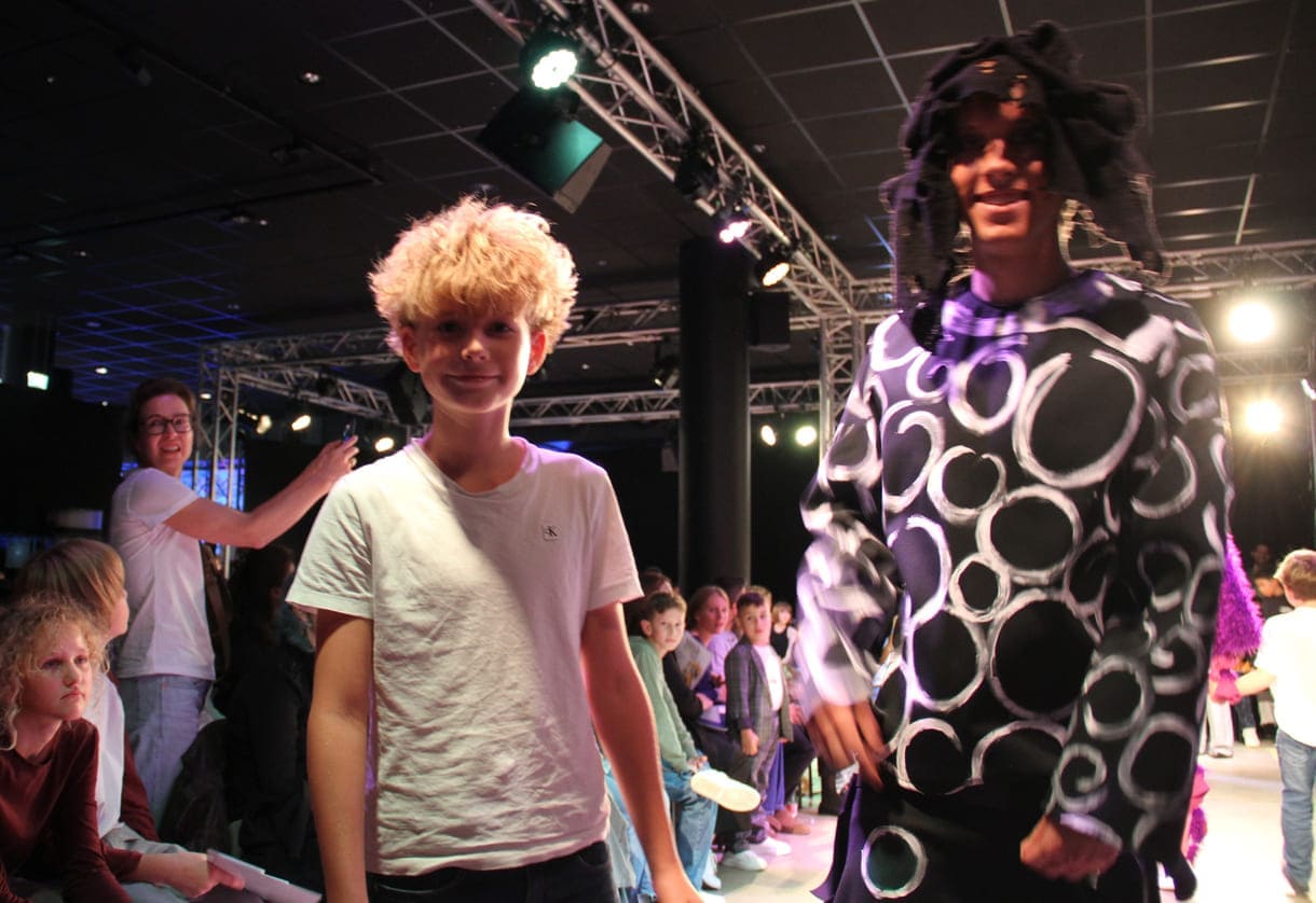 Desgner:innen, die bei der Show anwesend waren mit "ihren" Models auf dem Laufsteg