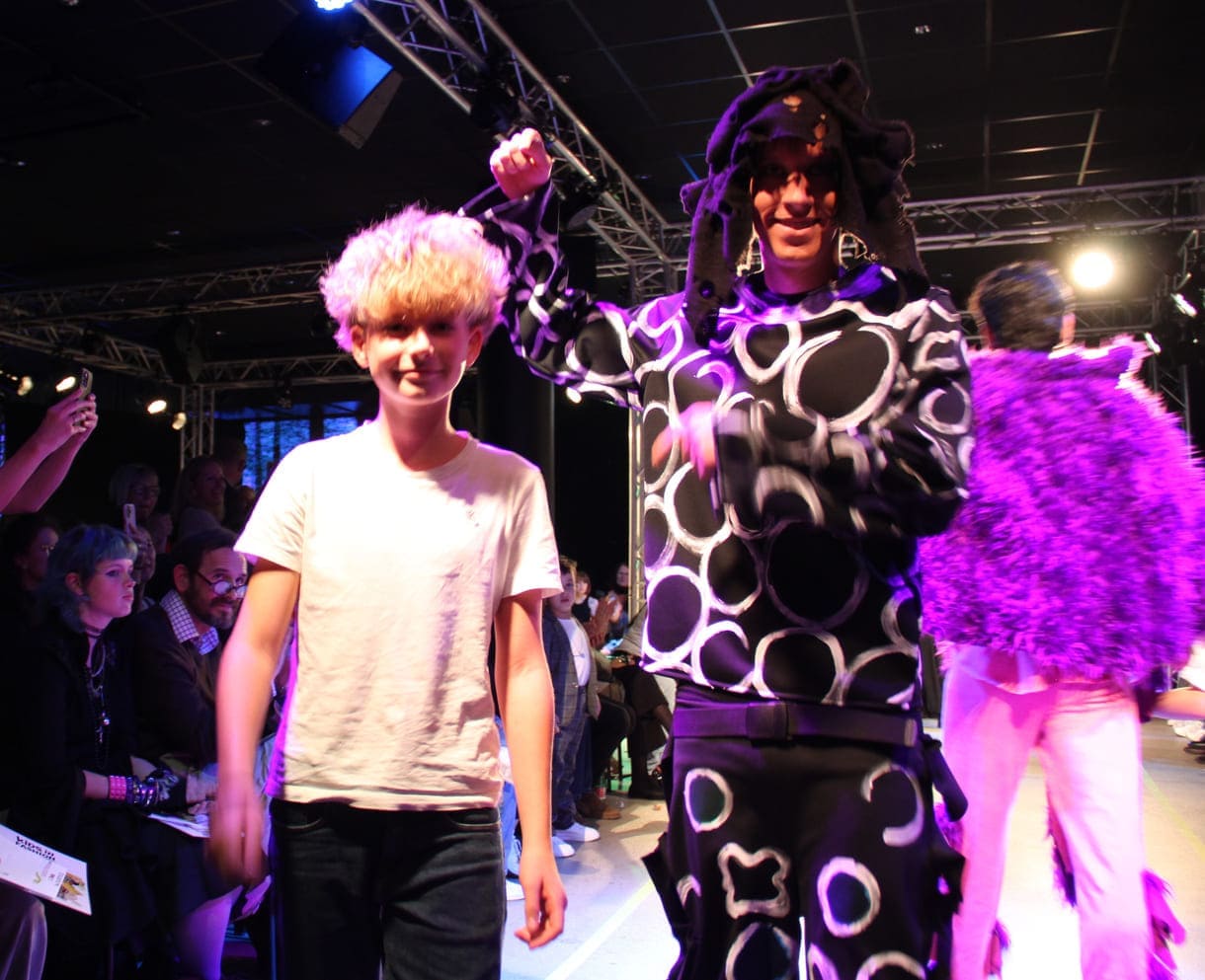 Desgner:innen, die bei der Show anwesend waren mit "ihren" Models auf dem Laufsteg
