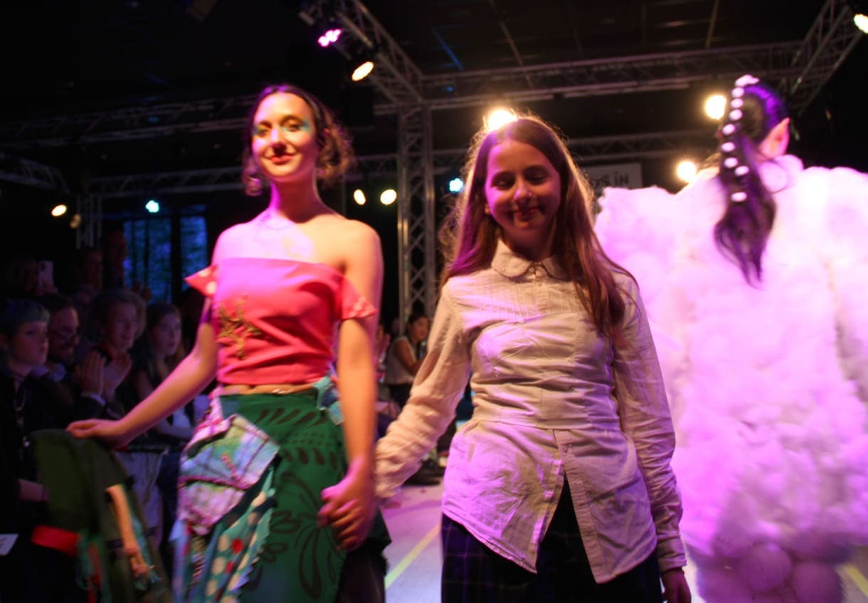 Desgner:innen, die bei der Show anwesend waren mit "ihren" Models auf dem Laufsteg