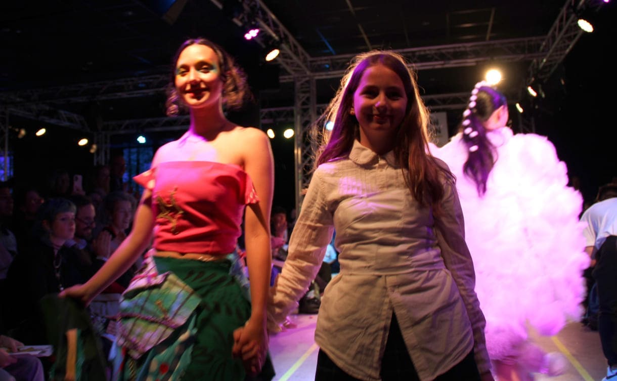 Desgner:innen, die bei der Show anwesend waren mit "ihren" Models auf dem Laufsteg