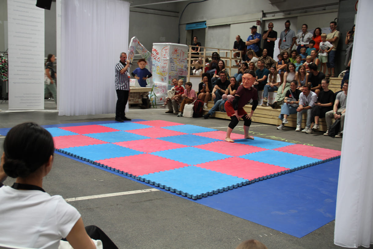 Showkampf Elon vs. Mark - beim Ars Electronica Festival im September in der Post City beim Linzer Bahnhof