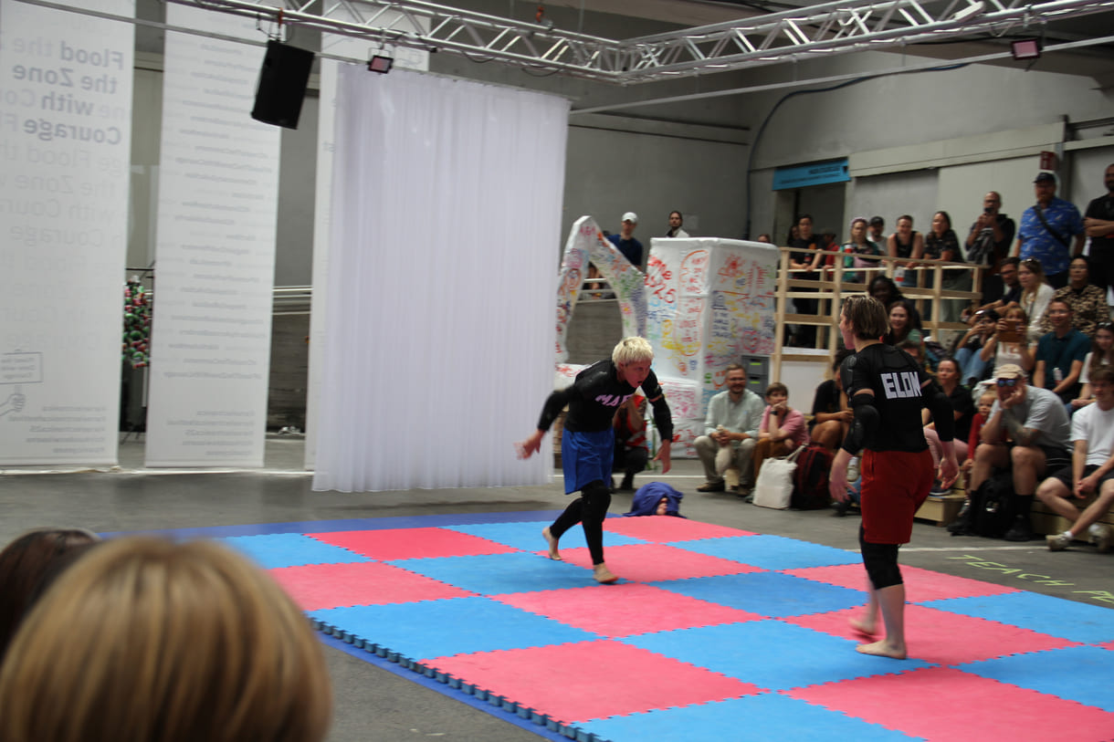 Showkampf Elon vs. Mark - beim Ars Electronica Festival im September in der Post City beim Linzer Bahnhof