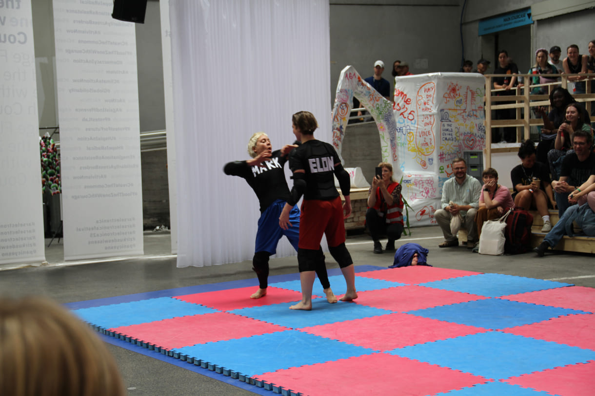 Showkampf Elon vs. Mark - beim Ars Electronica Festival im September in der Post City beim Linzer Bahnhof