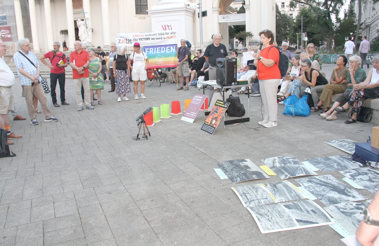 Blick auf die Gedenk-Kundgebung am Karlsplatz (Wien, 2026)