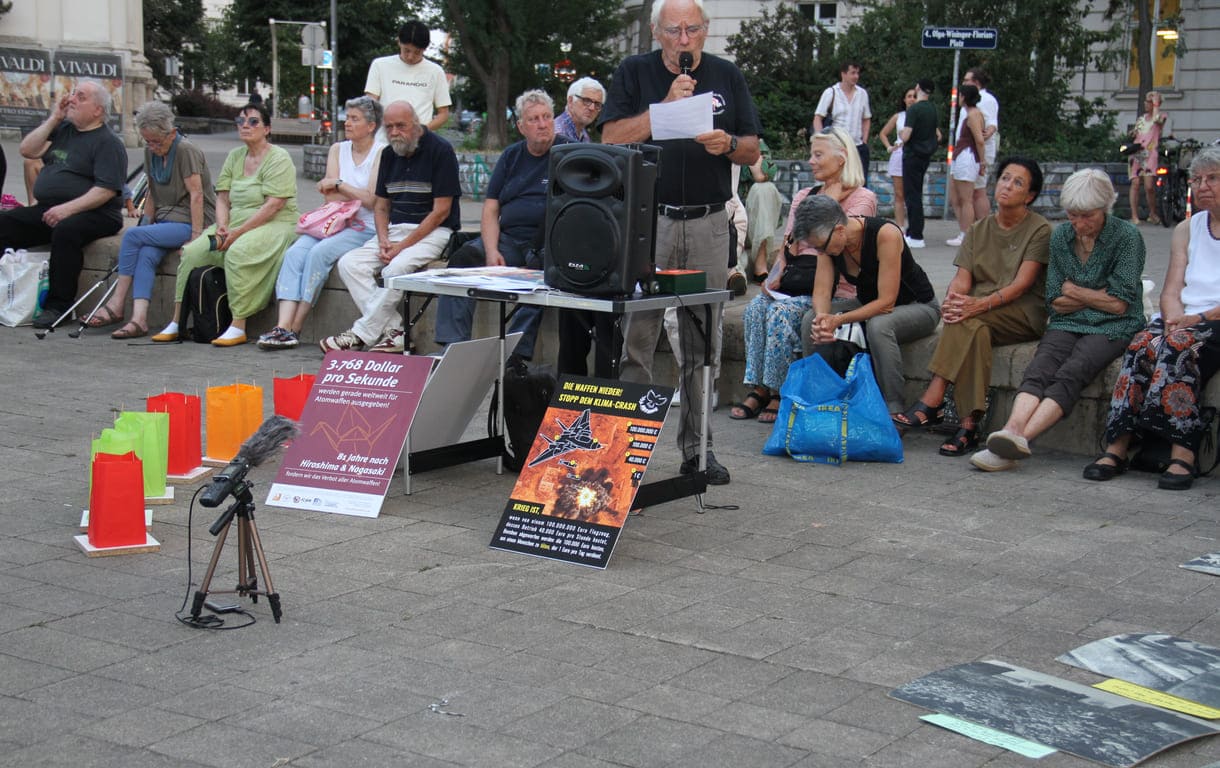 Blick auf die Gedenk-Kundgebung am Karlsplatz (Wien, 2026)