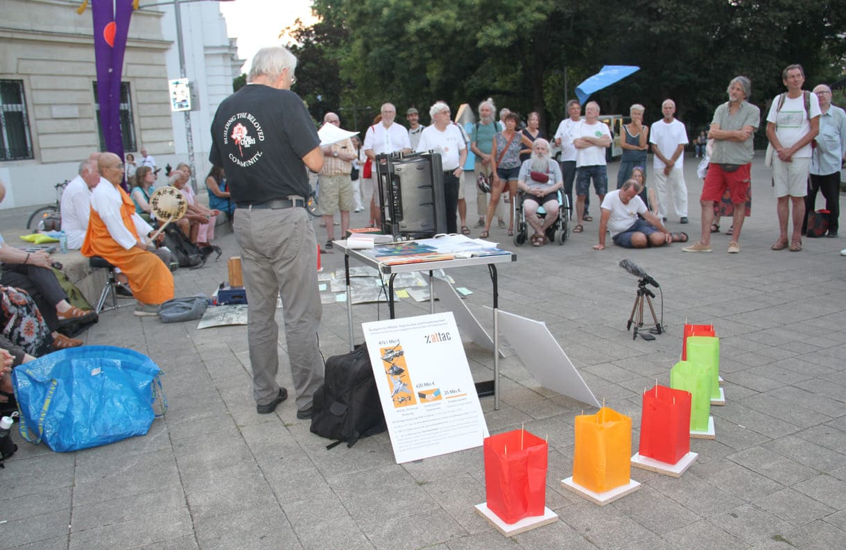 Blick auf die Gedenk-Kundgebung am Karlsplatz (Wien, 2026)
