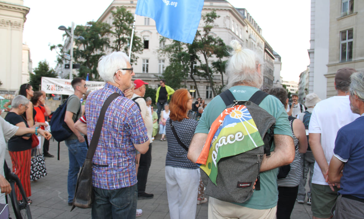 Blick auf die Gedenk-Kundgebung am Karlsplatz (Wien, 2026)