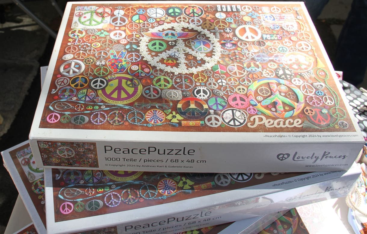 Ketten, ein Seit mit Tassen-Untersetzer und ein 1000-teiliges Puzzle mit Friedenszeichen und noch einiges mehr gab's am Stand von Andreas und Gaby