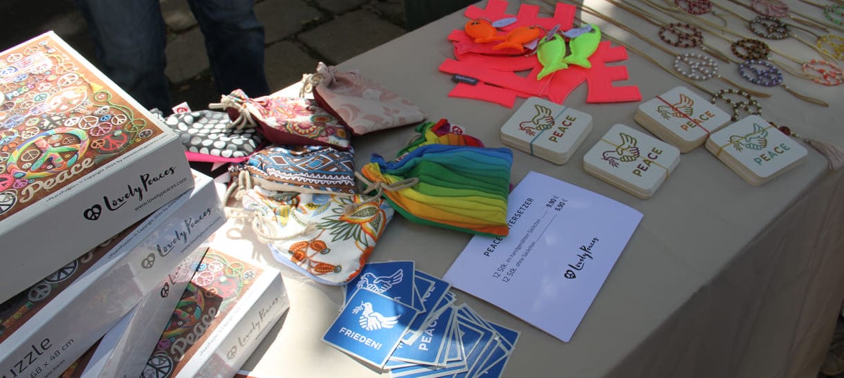 Ketten, ein Seit mit Tassen-Untersetzer und ein 1000-teiliges Puzzle mit Friedenszeichen und noch einiges mehr gab's am Stand von Andreas und Gaby