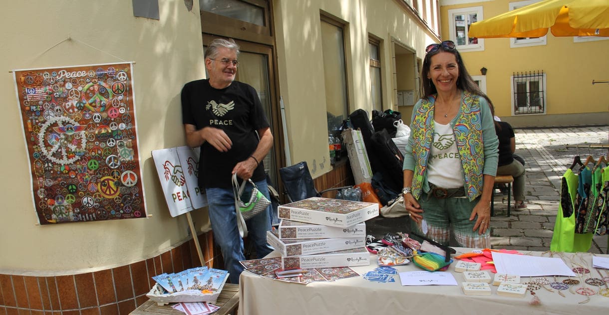 Ketten, ein Seit mit Tassen-Untersetzer und ein 1000-teiliges Puzzle mit Friedenszeichen und noch einiges mehr gab's am Stand von Andreas und Gaby