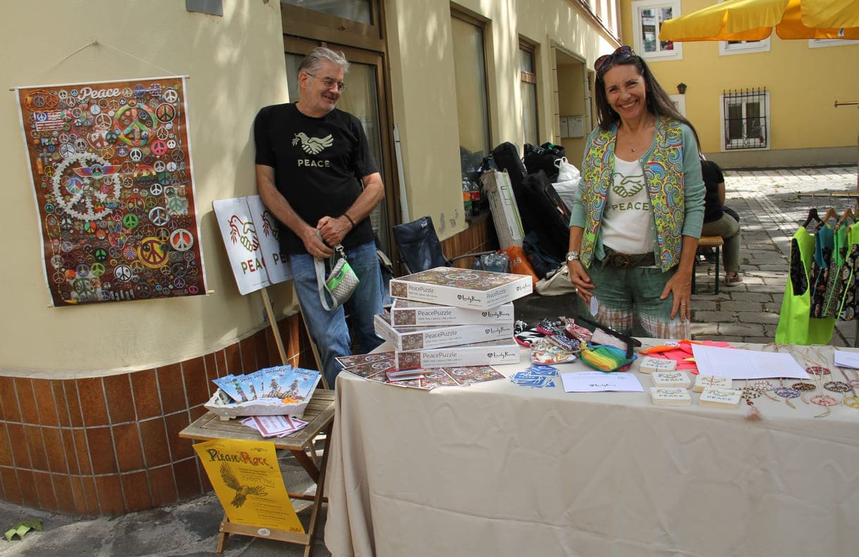 Ketten, ein Seit mit Tassen-Untersetzer und ein 1000-teiliges Puzzle mit Friedenszeichen und noch einiges mehr gab's am Stand von Andreas und Gaby