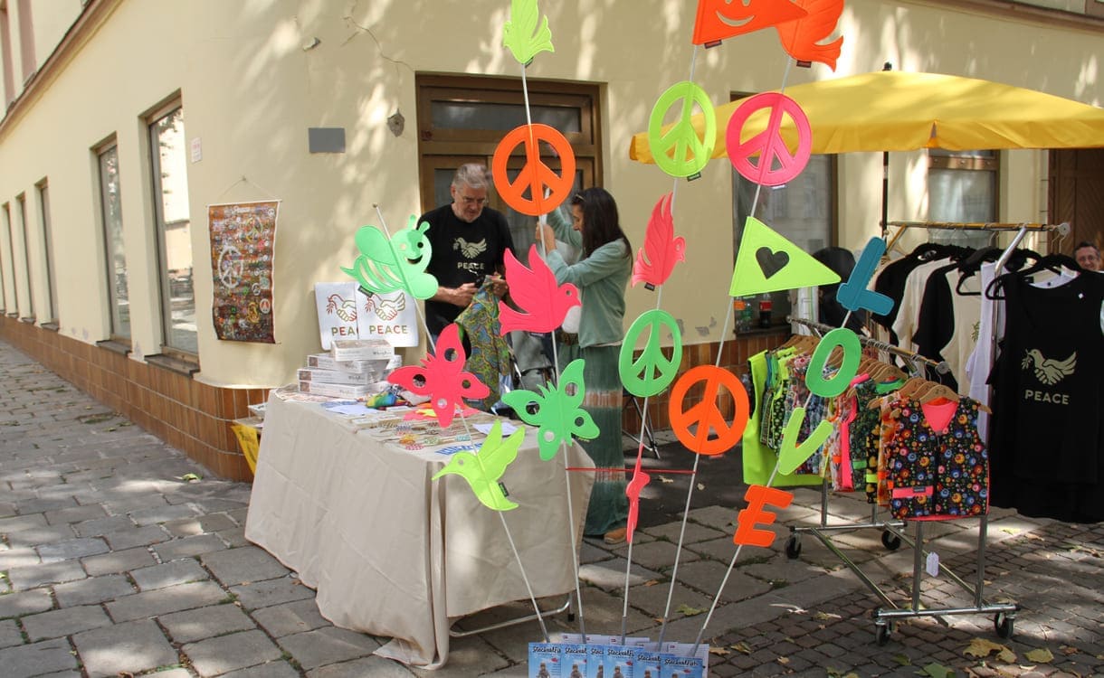 Ketten, ein Seit mit Tassen-Untersetzer und ein 1000-teiliges Puzzle mit Friedenszeichen und noch einiges mehr gab's am Stand von Andreas und Gaby
