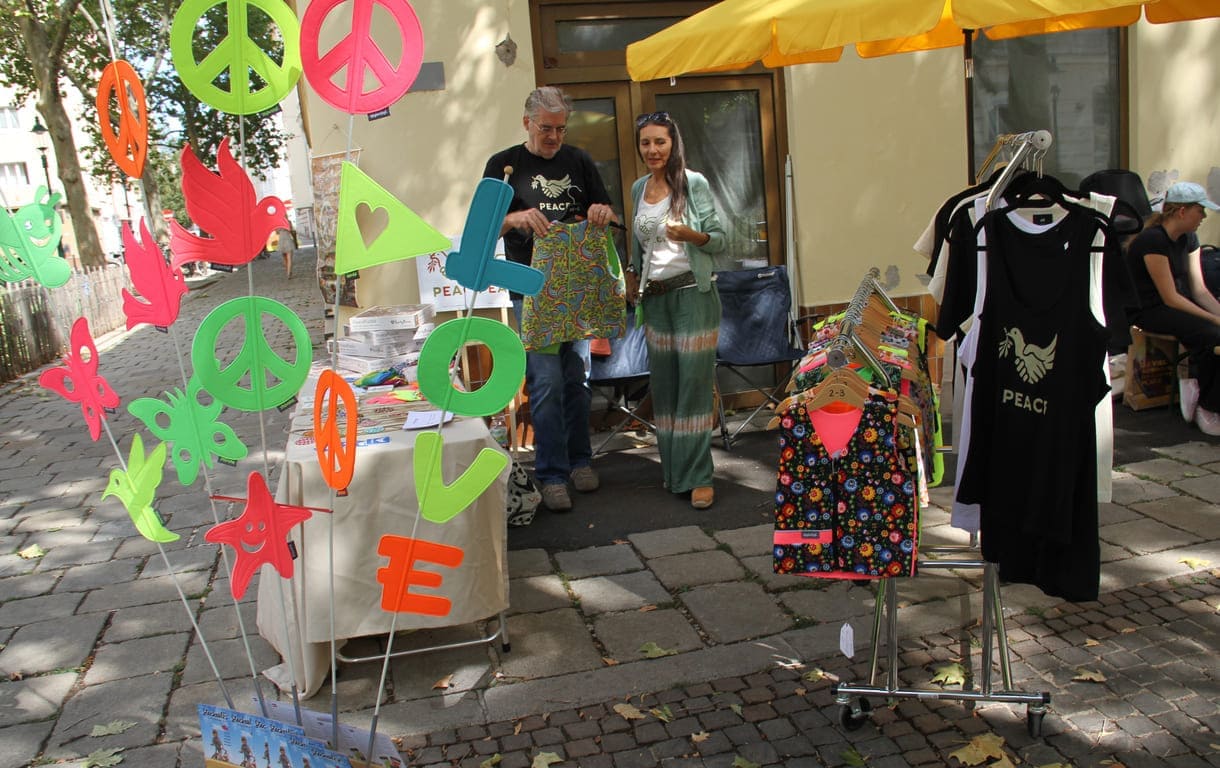 Ketten, ein Seit mit Tassen-Untersetzer und ein 1000-teiliges Puzzle mit Friedenszeichen und noch einiges mehr gab's am Stand von Andreas und Gaby