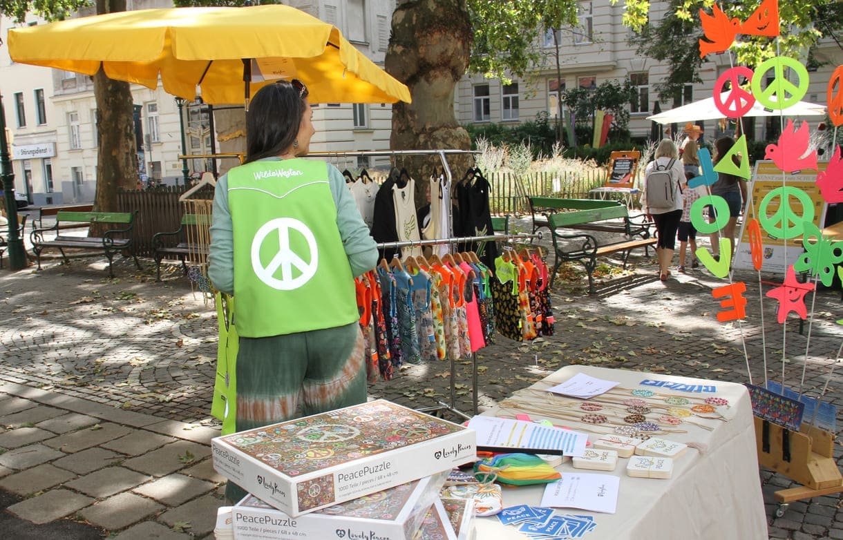 Gaby und Andreas, die aus dem Graif-Design kommen, haben auch modische "Wende-Westen" kreiiert - und nähen sie auch eigenhändig. Eine der beiden Seiten kann als leuchtende Warnweste beim Radfahren getragen werden