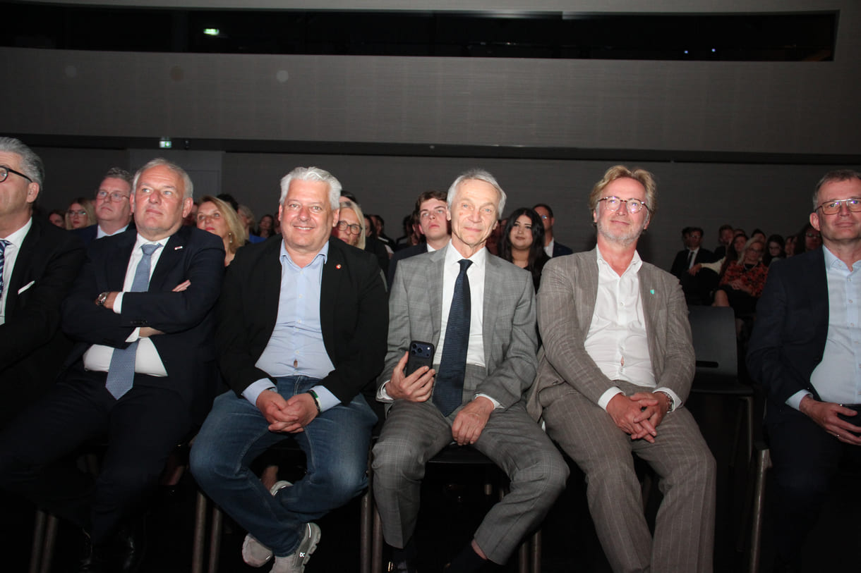 Ein wenig gerührt verfolgte Martin Göbel die Laudatio auf seine Arbeit im VBS-Schulerhalter, Fonds der Wiener Kaufmannschaft durch Vorstand Helmut Schramm