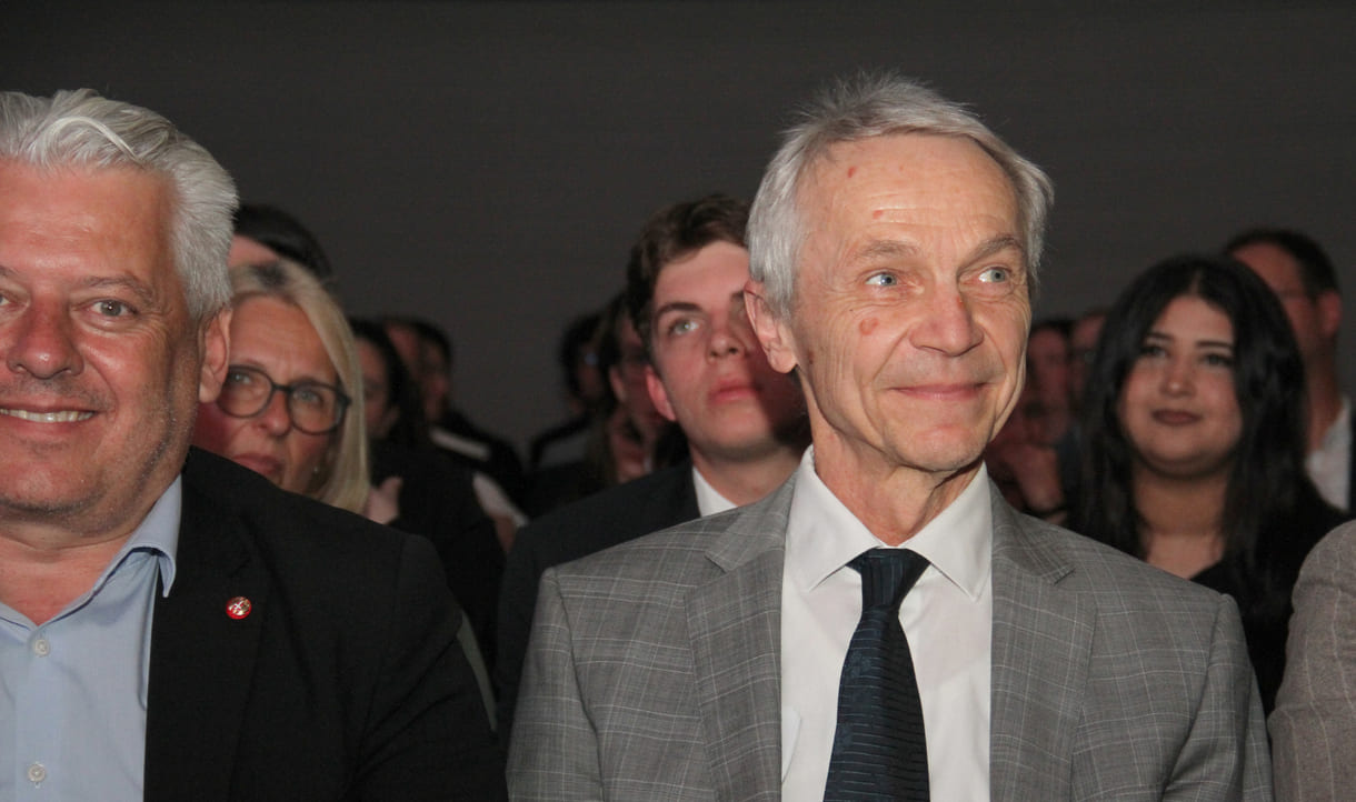 Ein wenig gerührt verfolgte Martin Göbel die Laudatio auf seine Arbeit im VBS-Schulerhalter, Fonds der Wiener Kaufmannschaft durch Vorstand Helmut Schramm