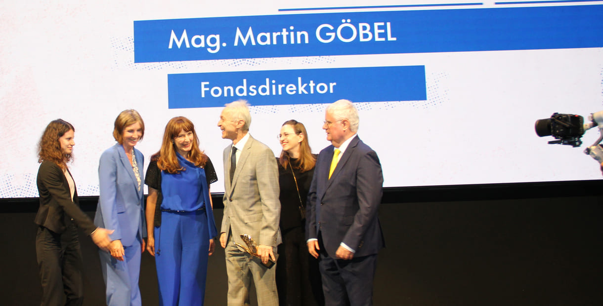 Das anwesende Team des Fonds der Wiener Kaufmannschaft mit dem Ehren-Merkur-Preisträger: Klara Vollenwyder, Klaudia Sedlatschek, Martin Göbel (Direktor FdWK), Sabine Balmasovich, Helmut Schramm (Vorstand FdWK), Simone Medina Bravo, Verena Haumberger