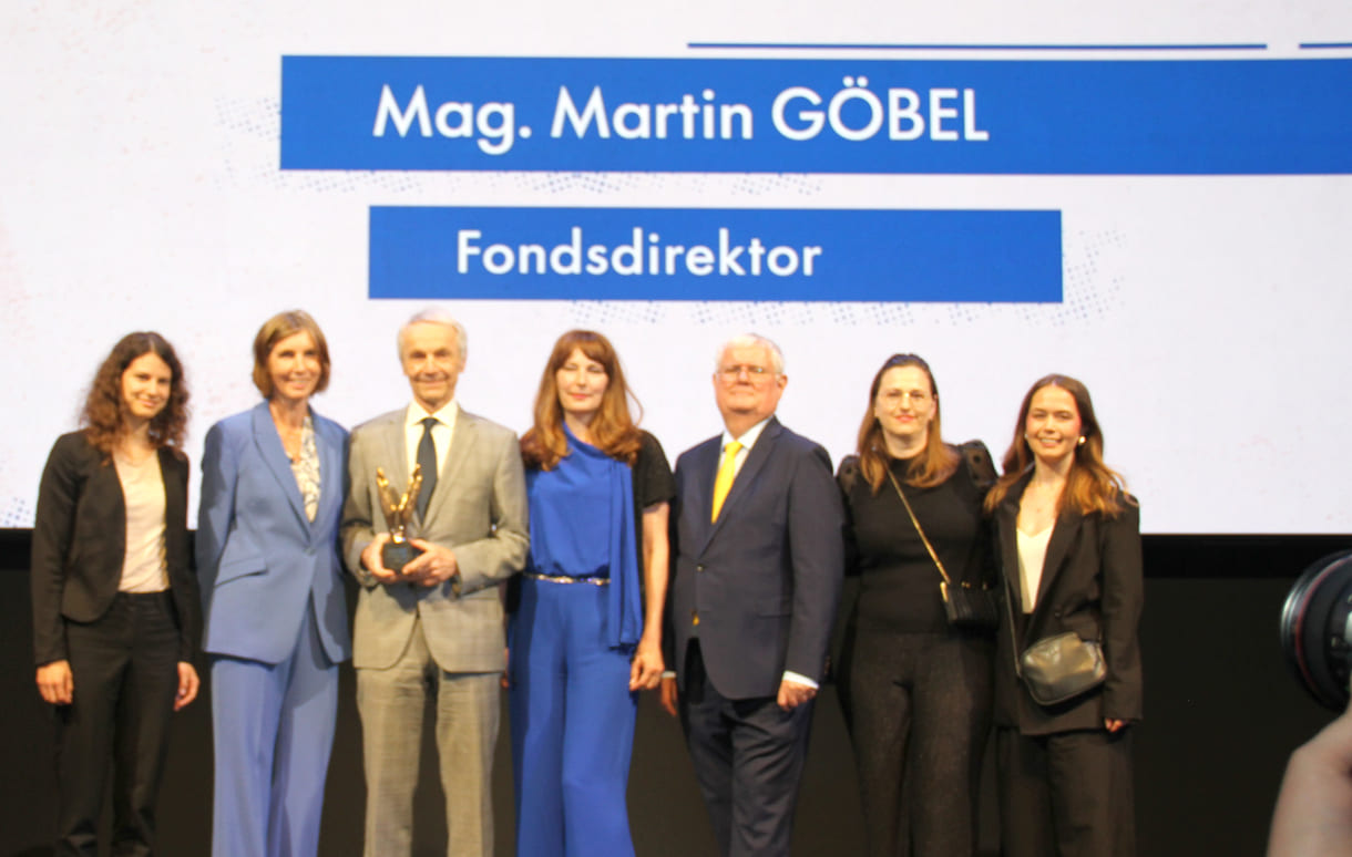 Das anwesende Team des Fonds der Wiener Kaufmannschaft mit dem Ehren-Merkur-Preisträger: Klara Vollenwyder, Klaudia Sedlatschek, Martin Göbel (Direktor FdWK), Sabine Balmasovich, Helmut Schramm (Vorstand FdWK), Simone Medina Bravo, Verena Haumberger