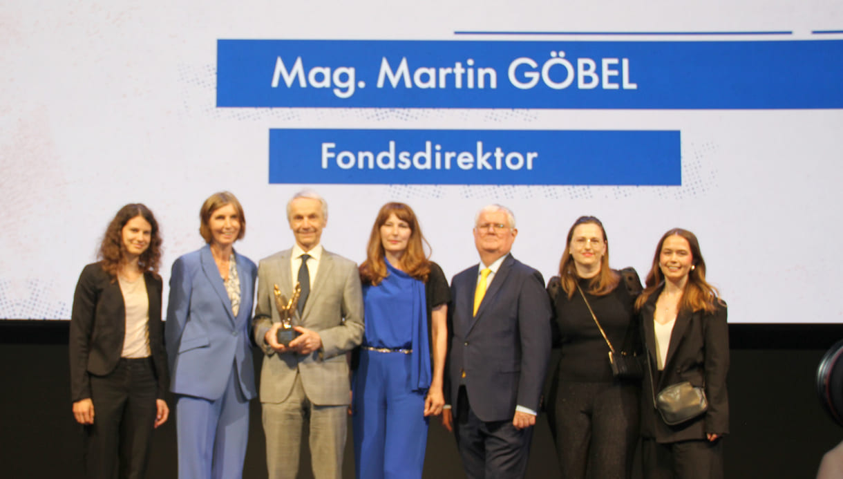 Das anwesende Team des Fonds der Wiener Kaufmannschaft mit dem Ehren-Merkur-Preisträger: Klara Vollenwyder, Klaudia Sedlatschek, Martin Göbel (Direktor FdWK), Sabine Balmasovich, Helmut Schramm (Vorstand FdWK), Simone Medina Bravo, Verena Haumberger