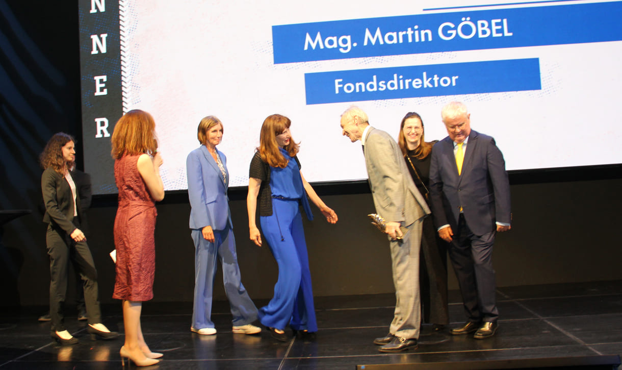 Das anwesende Team des Fonds der Wiener Kaufmannschaft mit dem Ehren-Merkur-Preisträger: Klara Vollenwyder, Klaudia Sedlatschek, Martin Göbel (Direktor FdWK), Sabine Balmasovich, Helmut Schramm (Vorstand FdWK), Simone Medina Bravo, Verena Haumberger